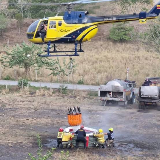 Atención 🚨🔴 Ofensiva aérea y terrestre contra el fuego: la CAR despliega  más de 37.000 galones de agua para frenar incendios forestales en  Cundinamarca. • En convenio con la Gobernación, el helicóptero