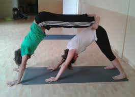 POSTURAS DE YOGA EN PAREJAS