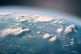 Pengertian atmosfer adalah lapisan gas dengan ketebalan ribuan kilometer yang terdiri atas beberapa lapisan dan berfungsi melindungi bumi dari radiasi halaman ketebalan atmosfer mencapai 1.000 kilometer dari permukaan bumi. Atmosfer Pengertian Manfaat Fungsi Dan Lapisannya Halaman All Kompas Com