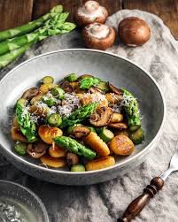 Gnocchi Mit Spargel Pilzen Gesunde Rezepte Spargel Essen Vegetarisches Essen