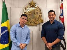His, o que he fazia antes da fama, a vida pessoal de his, curiosidades, rankings de popularidade e muito mais. Marido De Salimeni Sera Assessor De Deputado Delegato Ela Se Assustou 15 03 2019 Uol Tv E Famosos