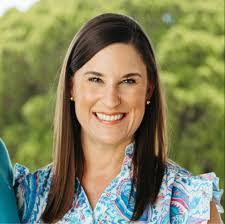 Kari Wood's Instagram, Twitter & Facebook