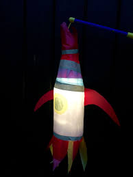 Aus Einer Alten Plastikflasche Wurde Eine Raketen Laterne Plastikflaschen Rakete Basteln Flasche Laterne Pet Flasche
