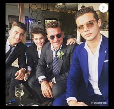 Le chroniqueur a complètement craqué devant une photo de lui entouré de ses trois garçons, julien et simon, issus de son premier mariage, et enzo, le fils qu'il a eu avec l'animatrice flavie flament. Benjamin Castaldi Entoure De Ses Trois Fils En Corse Un Cliche Rare Purepeople