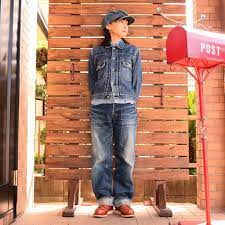 画像に含まれている可能性があるもの 1人 立ってる 靴 屋外 denim jacket fashion jackets