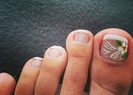 Siempre tratamos de que nuestras uñas de las manos luzcan fabulosas, ¿pero qué sucede con las de nuestros pies? Faciles Pedicure Disenos Flores Elegantes Unas