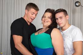 Thick cougar has 2 boys suck on her boobs and lick her nipples at once -  Tutte le foto