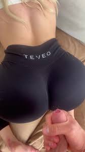 Yoga Stepsis fickt nach dem Yoga in Leggings leidenschaftlich