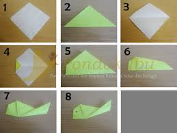 Cara membuat origami perahu siapkan kertas, lipat ke empat sudut ke sisi dalam kertas, kemudian buka kembali. Belajar Membuat Origami Ikan