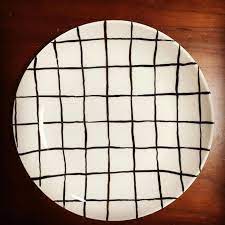 お皿に好きな絵がかけるらくやきマーカー いろんなデザインや文字を書いたりして楽しんでる方も多いはず でもそんな絵心やセンスに自信がない という筆者のような方も多いのではないでしょうか そんな方のためにシンプルな模様で十分におしゃれになるアイデアを