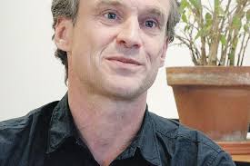 Everyday life between the serious and the absurd