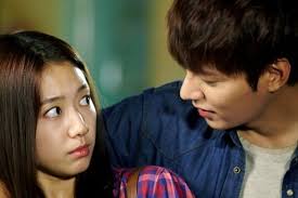 Di rumah lee min ho pada drama legend of the blue sea terdapat kamar di atas atap, kolam renang mini, balkon luas untuk pesta barbecue . 5 Aktris Cantik Pendamping Lee Min Ho Di Drama Serasi Yang Mana