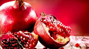 Buahnya memiliki tiga jenis, ada yang putih, merah dan hijau. Cegah Penuaan Dini Dengan Skincare Yang Mengandung Buah Delima