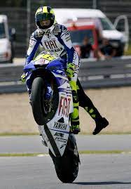 Gaskrank bietet mehr als 25.000 motorradvideos, ein motorrad magazin, termine & infos zu rennstrecken und fahrertrainings, sowie eine datenbank mit über 3.500 motorradhändlern. Pin By Oscar Ibarra On Great Players Valentino Rossi Valentino Rossi 46 Motogp Rossi