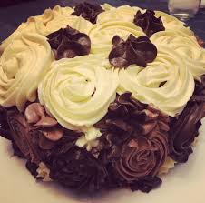Jolies Fleurs Qui Couvrent Ce Gateau A L Orange Avec Creme Au Beurre Chocolat Blanc Noir Et Au Lait Beautiful Flowers And Orange Cake Wit Food Desserts Cake