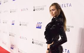 Cody simpson's producer, cisco adler, said the grammys wouldn't have the balls to give the best cody simpson gives details on his duets album with justin bieber that may be released in a couple. Miley Cyrus Hat Sie Sich Von Cody Simpson Getrennt