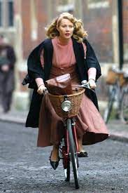 Se7en (1995)  tracy mills : Gwyneth Paltrow As Poet Sylvia Plath In Sylvia 2003 Gwyneth Paltrow Bicycle Chic Bicycle Girl