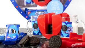 This tutorial will help you make an oreo cookie charm (halloween edition). Oreo S Heart Shaped Cookie Dunking Kit Is Valentine S Day Love