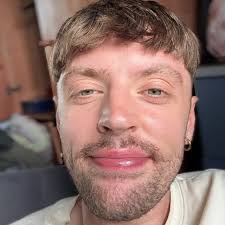 Pamela Anderson is now the face of MAC's new 'Barely There' makeup line..🤍