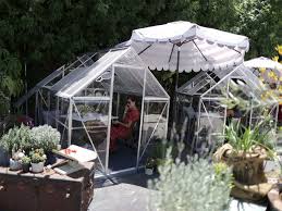 I love this adorable little cafe! In Los Angeles A Cafe Shields Diners From Virus With Private Greenhouses Greenhouse Dining Pods The Economic Times