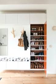 Phantasievolle Ideen Kleiner Flur Stauraum Und Attraktive Schuhe Bis Unter Die Decke Passgenaue Einbauschranke Einbauschrank Ikea Garderoben Ideen Eingangswege