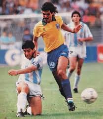 Marcos conta a vivência de assistir ao jogo brasil x argentina com o seu pai argentino, na copa de 1990. Argentina Vs Brasil 1990 Pase Gol De Diego Seleccion Argentina De Futbol Gifs De Futbol Leyendas De Futbol