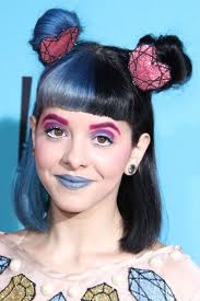 Melanie Martinez Straight Black Blue Bob Multiple Buns Split Color Straight Bangs Two Tone Hairstyle St Melanie Martinez Makeup Melanie Martinez Melanie