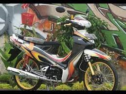 Meskipun kapasitas mesin 110 yang dibawa karisma cukup kecil namun motor ini sejatinya memiliki tenaga yang mempuni. Motor Trend Modifikasi Video Modifikasi Motor Honda Karisma Velg Jari Jari Airbrush Terbaru Youtube