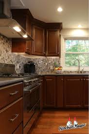 Backsplashes Present An Excellent Opportunity To Add A Little Glamour To Your Kitchen Design Learn Kitchen Remodel Small Diy Kitchen Remodel Kitchen Layout