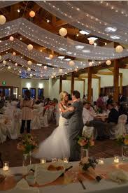 Si tu decoración de boda te la imaginas más clásica, o sólo quieres incluir un color se trata de hacer un photocall muy sencillo con una tela de lentejuelas o brillo de. Telas Colgantes Para Decorar Bodas