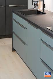 deze blauw met grijze keuken staat in onze showroom in zwaag leuk voor als je wat anders wilt dan een witt modern keukenontwerp keuken ontwerp moderne keukens