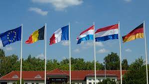 Trotz der geographischen nähe ist die ähnlichkeit reiner zufall, beide flaggen haben unterschiedliche historische hintergründe. Protokoll Inland Der Bundesregierung Arten Der Beflaggung