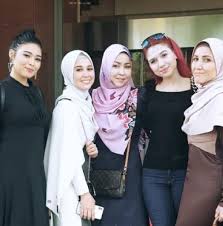 Siti aisyah atau cha cha maembong merupakan adik kepada emma maembong. Yang Ni Tak Pernah Tengok Cantik Dan Jelitanya Dia Netizen Berita Kopak
