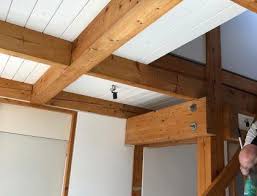 Holzdecken Weiss Streichen Oder Lackieren Es Lohnt Sich Sehr Mit Jansen Hdf Holzdeckenfarbe In 2020 Holzdecke Weiss Holzdecken Holzdecke Streichen