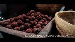 May 12, 2019 · sunan gunung jati (dok gana islamika) ayahnya adalah syarif abdullah bin nur alam bin jamaluddin akbar, seorang mubaligh dan musafir besar dari gujarat, india yang sangat dikenal sebagai syekh. 42 Doa Mustajab Sunan Gunung Jati Images Sipeti