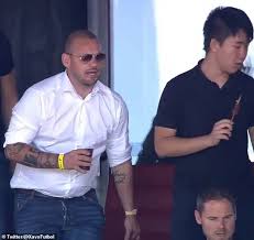 Kariyer sayfasında wesley sneijder isimli futbolcunun sezon bazında takımının yer almış olduğu turnuvalardaki maç, gol, asist, sarı kart, kırmızı kart, oyuna girme, oyundan alınma, ilk onbirde. Wesley Sneijder Verrat Wie Er Feierten Mit George Clooney Und Megan Fox In Armani Show Aktuelle Boulevard Nachrichten Und Fotogalerien Zu Stars Sternchen