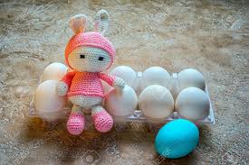 Invité oeuf déco de pâques déco de pâques tricot de pâques joli petit lapin à tricoter pour couvrir vos oeuf s de pâques. Amigurumi Jouet Lapin De Paques Avec Des Oeufs Blancs Dans Une Boite Et Un Oeuf Tonique Sur La Table Banque D Images Et Photos Libres De Droits Image 70370040