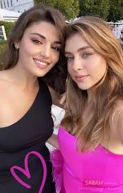 Hande erçel haberleri en güncel gelişmeler ve son dakika haberler. Iki Guzel Bodrum U Salladi Hande Ercel Ile Ablasi Gamze Ercel Denizde Kendilerinden Gecti Galeri Magazin