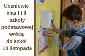 Niestety, przez pandemię koronawirusa starsi uczniowie od wielu miesięcy uczą się zdalnie i do tej pory nikt nie wiedział, kiedy będą mogli dołączyć do swoich. Uczniowie Wracaja Do Szkol Na Razie Pierwsza I Druga Klasa Zwrot Cz