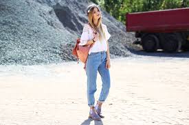 Boyfriend jeans are a style that we all love and adore deep down, but finding the right pair for the key to getting the perfect pair of boyfriend jeans that flatter and suit you is in choosing the right cut. Mom Jeans Kombinieren Meine Styling Tipps Modeblog Deutschland