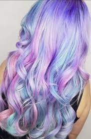 Zehn Regenbogen Frisuren Um Jetzt Solidaritat Zu Zeigen Regenbogenhaare Haar Styling Pastell Haarfarben