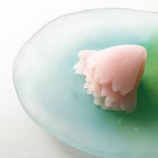 チューリップ 厳しい寒さを超えないと きれいに咲かないチューリップ この花のように 辛い体験をしてこそ 輝くものもありますね 今日の和菓子は 練り切りを使った 上生菓子 チューリップ 鬱金香 チューリップ ねりきり 上生菓子 wagashi japanese sweets