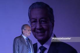 Dua kali berkunjung ke rumah sakit dalam sepekan menimbulkan berbagai pertanyaan apakah kesehatan abe menurun. Perdana Menteri Ke 7 Tun Dr Mahathir Mohamad