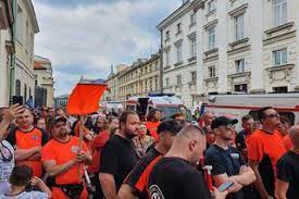 Kilkudziesięciu ratowników medycznych z całego regionu protestowało w środę (30 czerwca) w łodzi przed urzędem wojewódzkim. Uxrasyfegrxcdm
