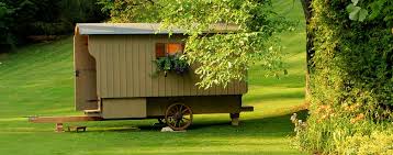 Ein moderner bowo‑schäferwagen ist deutlich größer, stabiler und unser bowo‑schäferwagen classic 220 entspricht weitestgehend der ursprünglichen bauform, nur eben deutlich größer. Riewa Schaferwagen Manufaktur Schaferwagen Zirkuswagen Landwagen