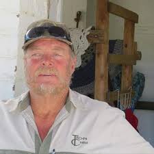 Boer slaap op dak vir voer