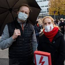 Michał wiśniewski całuje polę na pożegnanie i pędzi rozdawać dziecio. Zona Macieja Stuhra Robila Trzy Testy Na Koronawirusa Mimo Objawow Wychodzily Negatywne