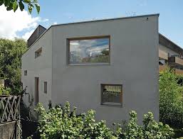 Dank der vielen fensteröffnungen wohnt man hier großzügig und lichtdurchflutet. Einfamilienhaus Mit Extrem Schmalem Grundriss In Absam In Tirol