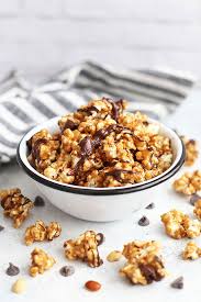 This vegan caramel corn reminds of of the cracker jack popcorn i loved as a kid! Vegan Chocolate Peanut Butter Popcorn Vegan Gluten Free One Lovely Life