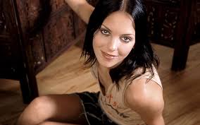 We chat to anna faris, sir ben kingsley and jason mantzoukas about the dictator! Hd Wallpaper Women S Beige Tank Top Anna Faris Brunette Look Smiling People Wallpaper Flare